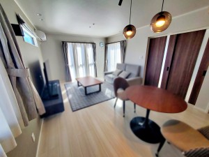 居間 ご家族みんながゆったりくつろげる広々リビングは明るい陽射しがさしこみます