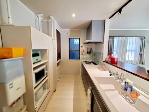 キッチン 小窓が付いており、明るく換気もできるスペース