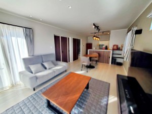 居間 【リビング18帖】 大きな窓から柔らかな光が降り注ぎ、明るさが室内の奥まで行き渡ります。