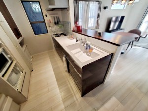 キッチン 【キッチン】 小さなお子様にも目が届く、使い勝手の良い対面キッチンで楽しくお料理ができます!