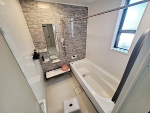 風呂 【浴室】 浴室は1坪タイプで親子一緒に入浴しても広くご利用できます!ステップ付きの浴槽は節水効果も。