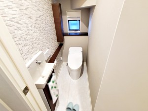 その他画像 【1階トイレ】 各フロア1カ所ずつシャワー機能付トイレを設置しており、忙しい朝の混雑も解消!