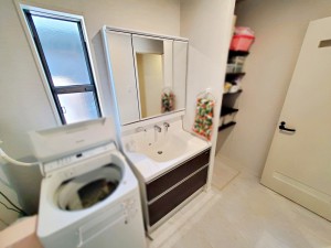 その他画像 【洗面台】 洗面台の三面鏡の裏には収納があるので、見られたくないものの収納に便利