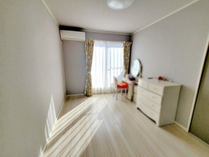 その他画像 【洋室6帖】 バルコニーに続く大きな窓があり、洗濯物やお布団などをそのまま部屋に取り込むことができます。