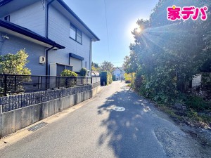 外観 前面道路:南西側約4.7m幅