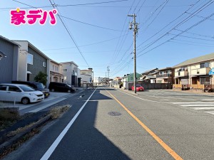 外観 前面道路は見通しが良く、車の移動もスムーズに行えます。