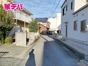 外観 前面道路は見通しが良く、車の移動もスムーズに行えます。