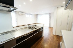 居間 キッチン目線で撮影。キッチンから料理をしながらリビングの家族の様子が確認できます!