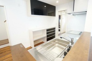 キッチン キッチン背面のカップボード。収納スペース充実!作業スペースも確保できます。