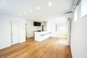 居間 【リビング17.8帖】 沢山の光が差し込む明るいリビングは、開放的で心地よい空間です。自然と家族が集まり幸せな時間が流れます。