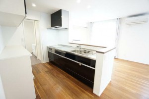 キッチン 【キッチン】 リビングで遊んでいるお子様を見ながらお料理ができ、子育て中のパパママにも安心の設計です!