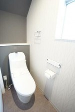 その他画像 【トイレ】 窓があり自然の風や日差しで気持ちの良い開放感のあるトイレ