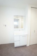 その他画像 【洗面台】 洗面台の三面鏡の裏には収納があるので、見られたくないものの収納に便利