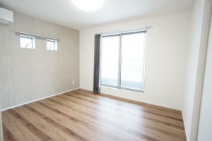 寝室 【洋室7帖】 主寝室には衣類収納やタンスを置く事もできるWIC付き!室内を広々と使えますね。