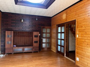 居間 木目調で温かみのあるリビング