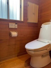 その他画像 窓付きで換気がしやすいトイレ!収納スペースもあります。