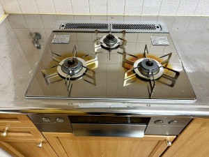 キッチン 【ガスコンロ】 三口ガスコンロで、同時に複数の調理ができるため、主菜・副菜・汁物などを並行して調理できます。火力調整もしやすく、用途に合わせて使い分けができるため毎日の料理を効率よく進められます。。