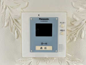 その他画像 【TVモニター付きインターホン】 訪問者の顔を室内から確認して応対できるため、玄関を開ける前に相手を把握しやすくなります。来客対応や不在時の確認にも役立ち、日常の安心感につながります。