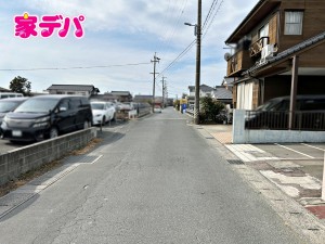 外観 前面道路は約4.8mあり、車の出し入れや駐車もスムーズに行えます。毎日のお買い物や通勤時もゆとりを持って運転しやすく、見通しの良い環境が魅力!運転が苦手な方でも安心してお住まいいただけます。