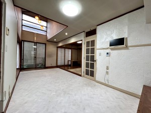 居間 たくさんの陽光が差し込む明るいリビングです。日中は光が室内全体に広がり、照明を点けなくても過ごしやすい時間が増えます。食事や団らん、くつろぎの時間を明るい空間でゆったりと過ごせます。