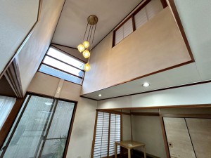 居間 吹抜を採用したLDKで、高い天井が開放感を演出し、明るさを感じられます!上部からも自然光を取り込みやすく、日中はリビング全体が明るい空間になり、毎日の団らんを楽しめます!