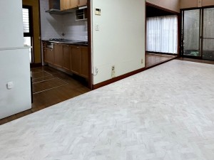 居間 ダイニングスペースは、ご家族で食事を囲めるゆとりを確保しています。キッチンとの距離が近いため、料理の配膳や食後の片付けもスムーズに行えます。毎日の食事はもちろん、団らんの場としても活躍します!
