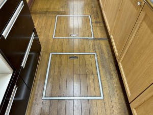 キッチン キッチンに床下収納があり、調味料や飲料、日用品のストックなどをストックできます。普段使わない物をまとめて保管できるため、キッチンカウンターや作業スペースをすっきりと使いやすく保つことができます。