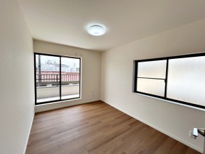 寝室 【洋室約6帖】 大きな窓からたっぷりの日差しが降り注ぐ明るい室内。