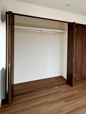 その他画像 【CL】 壁面クローゼットがあればタンスを置く必要がなく、出っ張りのないスッキリ空間を維持できます。
