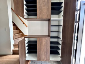 内装 【シューズボックス】 天井までのシューズボックスは容量もたっぷり入ります。中央飾り棚には季節感ある演出が楽しめます。
