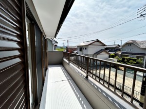 その他画像 【バルコニー】 2部屋から出入り可能な陽当りの良い横長のバルコニーです!