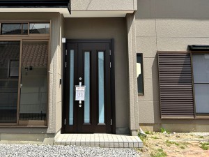 玄関 【玄関】 雨の日の出入りも濡れにくい玄関ポーチ