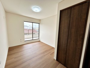 子供部屋 【洋室約5.5帖】 お子様にとっての初めての「自分の部屋」。学習机やベッドの配置もラクラクです。