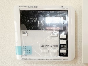 その他画像 リビングに設置されていますので、浴室まで行かずにお湯張りや追い炊きが可能です。(新品交換済)