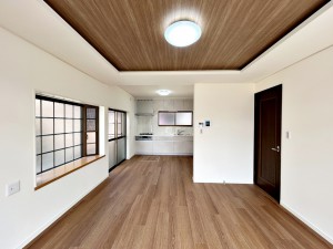 居間 縦長リビングは壁面が広いため、収納や家具などを自由に配置しやすいです