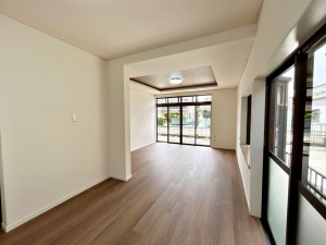 居間 大きな窓のあるリビングは、陽光あふれる明るい空間です。居心地良く、ご家族皆がゆったり寛げる憩いの空間となりそうです