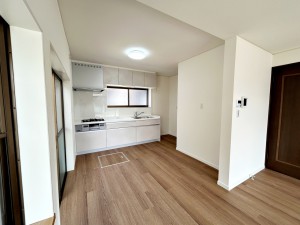 居間 忙しい朝でもご家族揃って食事ができる、ゆとりある大きさのダイニングスペースです!