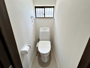 その他画像 【トイレ】 温水洗浄機能の付いた快適なトイレ。毎日使用する場所だから、換気出来るよう、窓も完備しています。(新品交換済)
