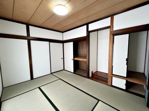 その他画像 【和室約6帖】 来客にも書斎にも、落ち着いた空間の独立和室。収納場所を設けて一つのお部屋としてご使用頂けます。(畳表替え済)