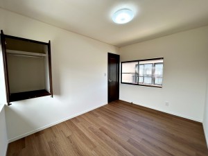 その他画像 【洋室約6帖】 南向きならではの恵まれた採光・通風。明るいお部屋は開放感がありますね。