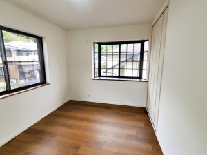 子供部屋 【洋室約6帖】 腰窓で机や家具の配置がしやすい洋室約6帖。子供部屋や書斎にもオススメです!
