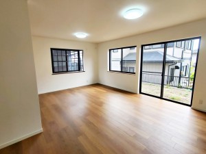 居間 大きな窓から柔らかな光が降り注ぎ、明るさが室内の奥まで行き渡ります。