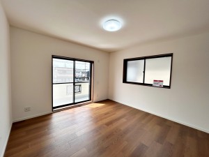 寝室 【洋室約8帖】 キングサイズのベッドも置ける約8帖のゆとりある主寝室。光も取り入れやすく明るい空間になっています。