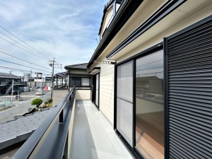 その他画像 【バルコニー】 2部屋からアクセスできるバルコニー。家族分の洗濯物もたっぷり干せます。日当たりも良好です!