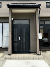 玄関 【玄関】 玄関が深い位置にあるので雨に濡れることなく身支度ができます