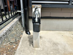外観 玄関横には立水栓が設置されています!お庭の水撒き、洗車、お掃除、お子様の水遊びなど便利です!