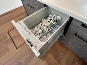 キッチン 食器洗浄乾燥機は時間のかかる食器洗いを楽にしてくれる上に水道代も安くなるスグレモノ