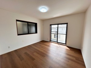 子供部屋 【洋室約8帖】 お子様にとっての初めての「自分の部屋」。学習机やベッドの配置もラクラクです。