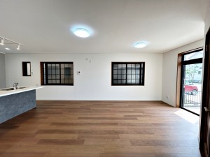 居間 大きな窓で開放感を味わえる寛ぎの空間です。