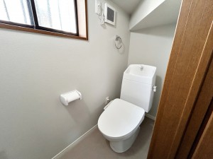 その他画像 【1階トイレ】 1、2階共にシャワー機能付!小窓が付いている為換気もスッキリして頂けます。(新品交換済)